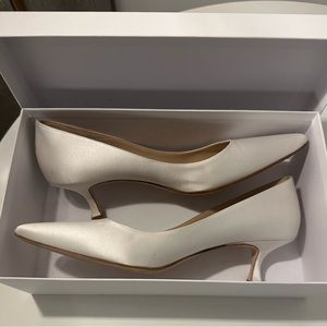 BRAND NEW NEVER WORN. Manolo Blahnik White Satin Pumps